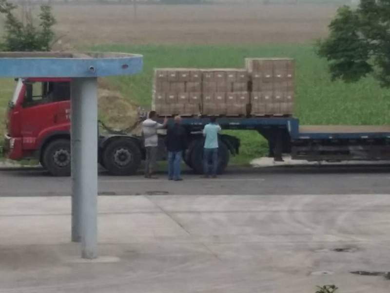 客戶訂購產品，產品裝車中